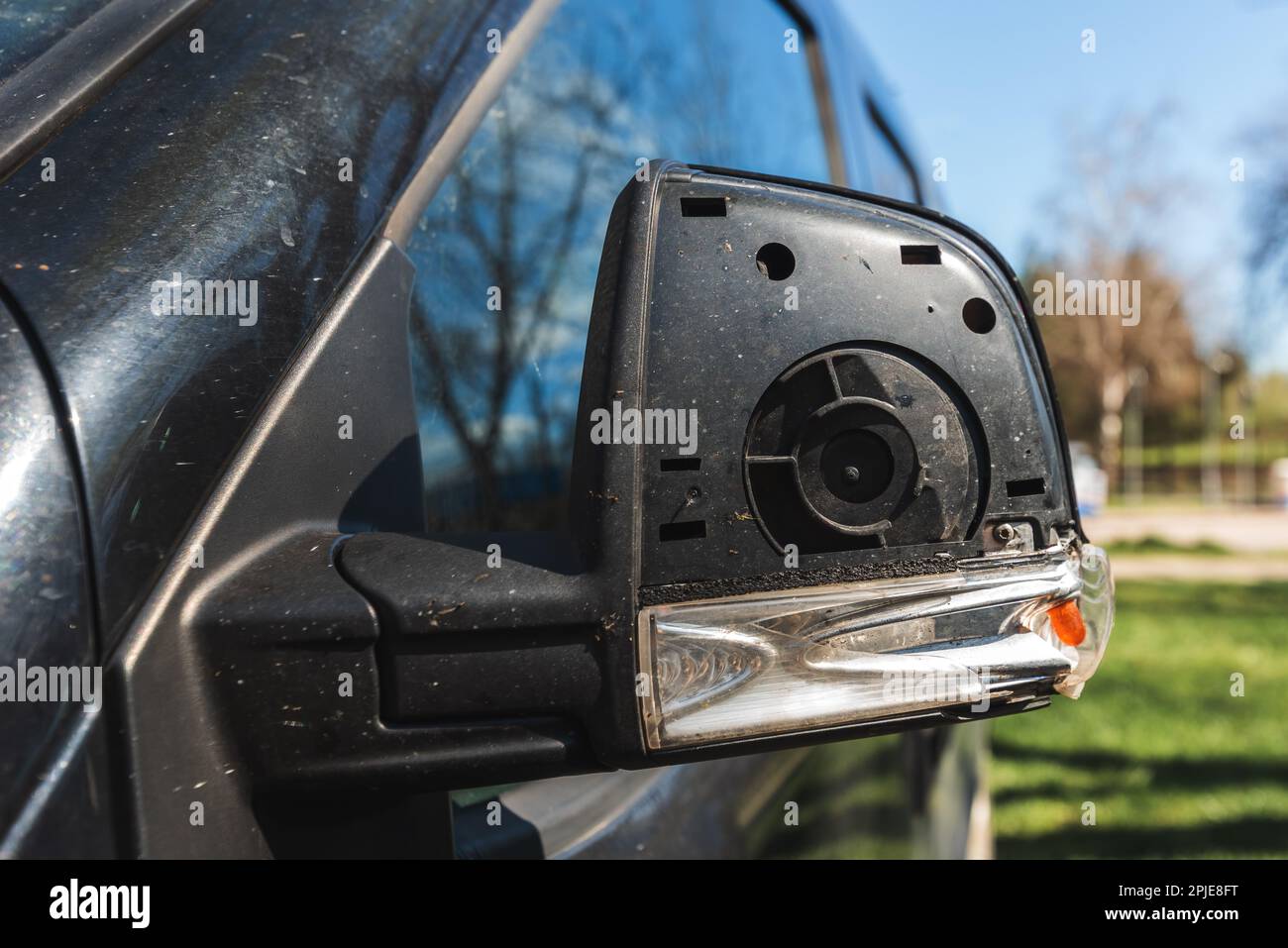 Beschädigter Flügelspiegel eines Pkw auf dem Parkplatz, selektiver Fokus Stockfoto