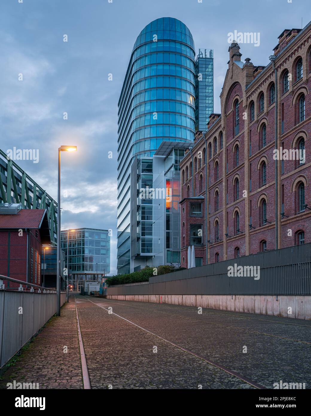 DÜSSELDORF, DEUTSCHLAND - 25. MÄRZ 2023: Panoramabild moderner Gebäude im Medienhafen Düsseldorf am 25. März 2023 in Deutschland, Europa Stockfoto