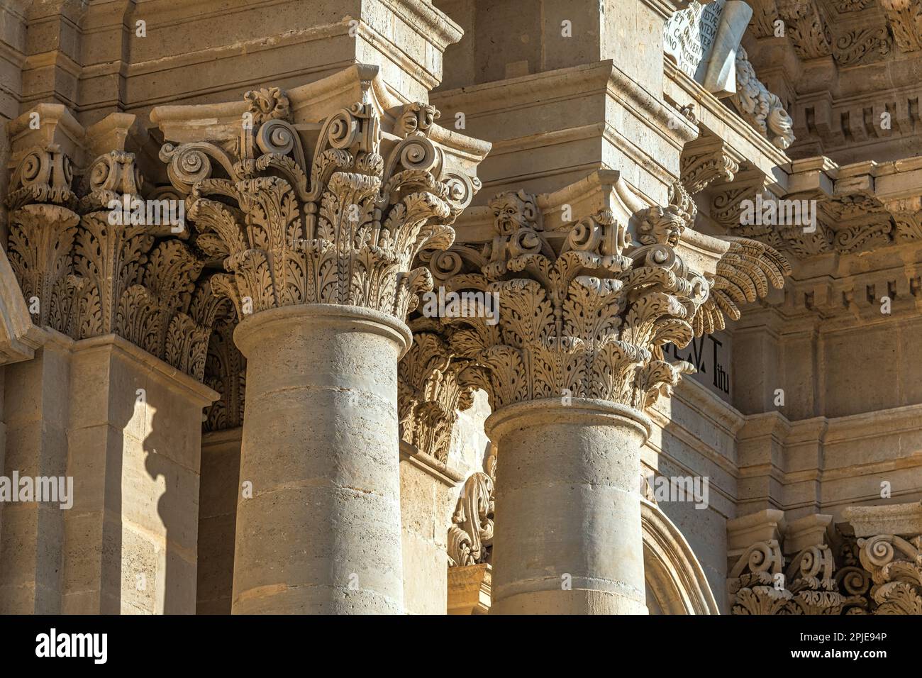 Architektonische und dekorative Details der Geburtskirche der Heiligen Maria, Kathedrale von Syrakus. Syrakus, Sizilien, Italien, Europa Stockfoto