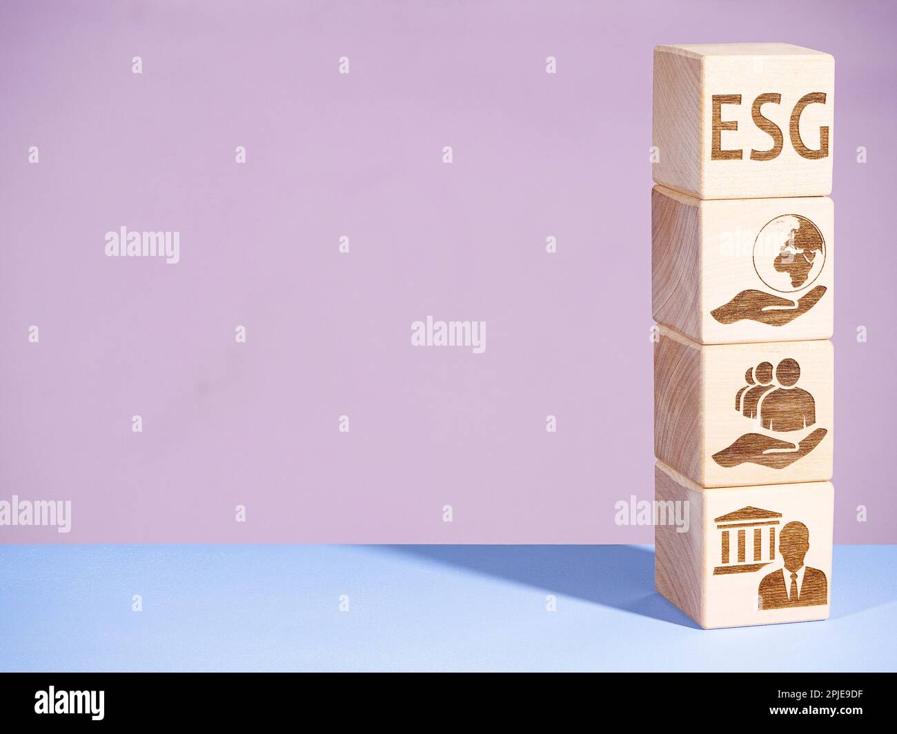 Umwelt-, Governance- und Sozialsymbole auf Holzblöcken als Konzept der ESG-Grundsätze Stockfoto