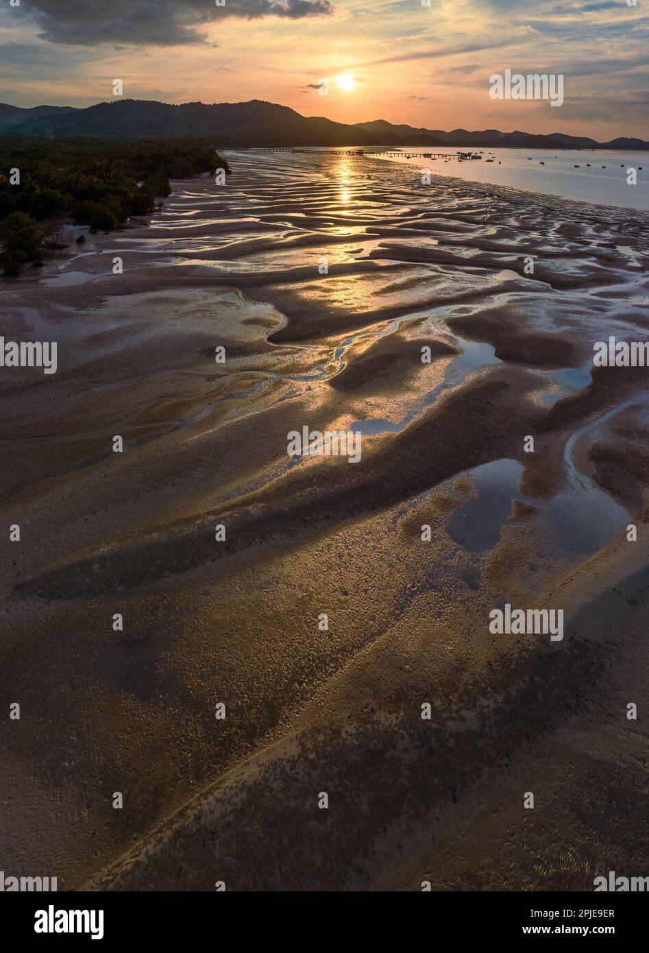 Luftaufnahme der wunderschönen Sandwellen mit Reflexion des Sonnenuntergangs auf Koh Yao yai Island, Phang nga, Thailand Stockfoto