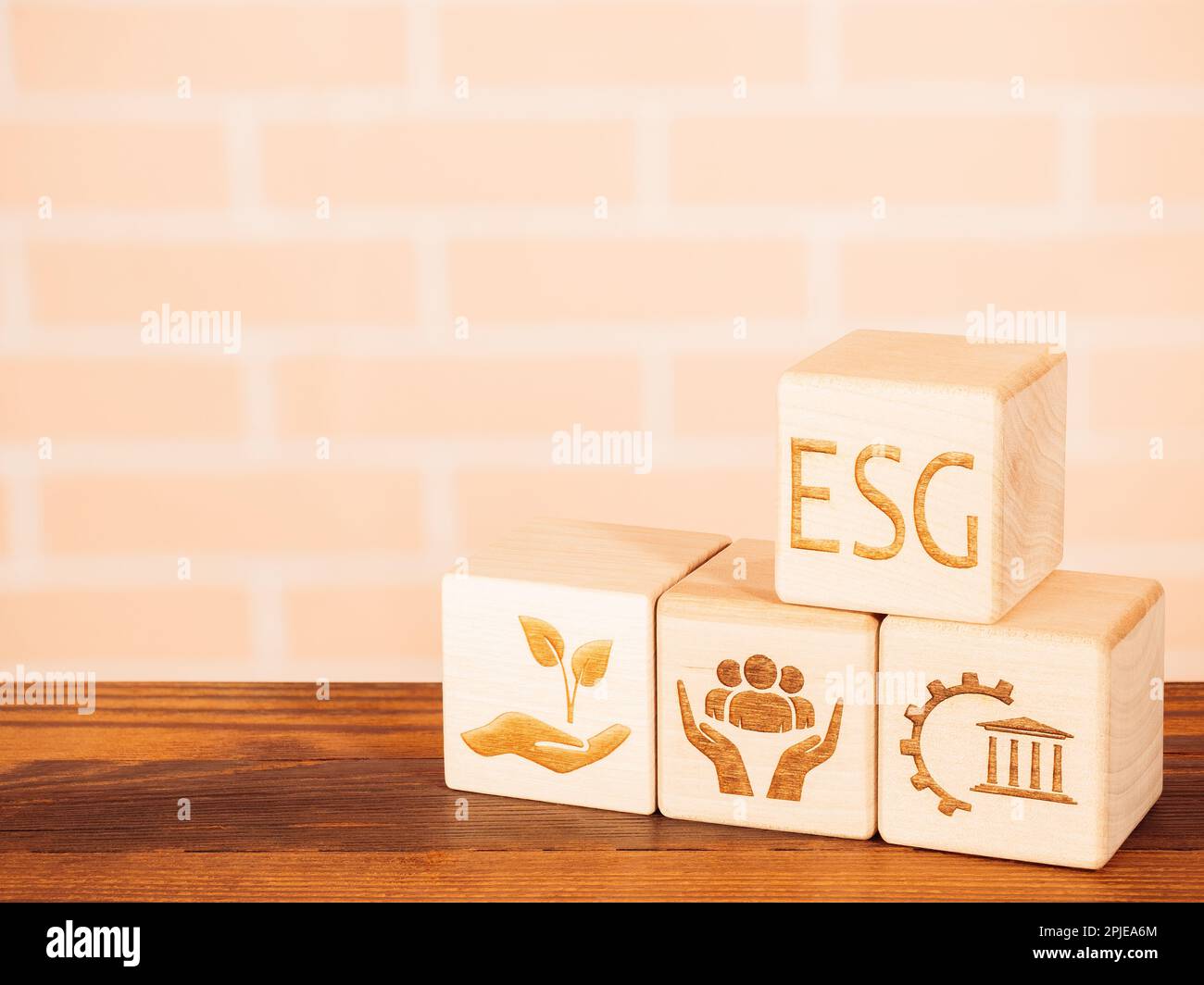 Umwelt-, Governance- und Sozialsymbole auf Holzbrettern als Konzept der ESG-Grundsätze Stockfoto
