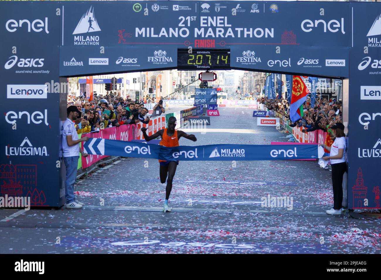 Mailand, Italien. 02. April 2023. Mailand, Mailand, Italien, 02. April 2023, Kwemoi Andrew Rotich (UGA), Gewinner des Milano Marathon 2:07:13,84 während des Milano Marathon - Marathon Credit: Live Media Publishing Group/Alamy Live News Stockfoto