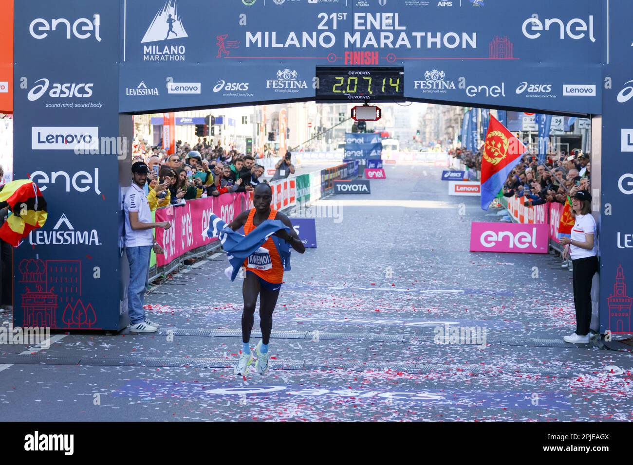 Mailand, Italien. 02. April 2023. Mailand, Mailand, Italien, 02. April 2023, Kwemoi Andrew Rotich (UGA), Gewinner des Milano Marathon 2:07:13,84 während des Milano Marathon - Marathon Credit: Live Media Publishing Group/Alamy Live News Stockfoto