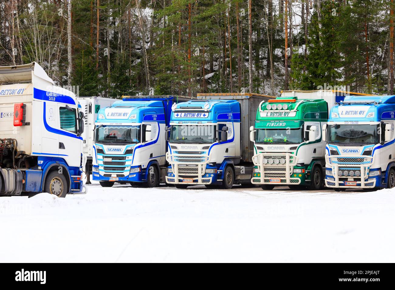 Wunderschön gestaltete Scania Trucks L. Retva Oy parkte im Depot an einem Sonntagmorgen im Winter. Salo, Finnland. 12. März 2023. Stockfoto