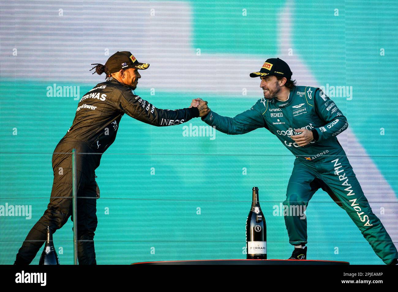 Melbourne, Australien. 02. April 2023. firo : 2. April 2023, Motorsport, Formel 1, Formel 1, Staffel 2023, Australian Grand Prix, Formel 1 Rolex Australian Grand Prix 2023, 3. Runde der Formel 1-Weltmeisterschaft 2023, auf dem Albert Park Circuit, in Melbourne, Australien, das Rennen, HAMILTON Lewis (gbr), Mercedes AMG F1 Team W14, Portrait ALONSO Fernando (SPA), Aston Martin F1 Team AMR23, Portrait Podium Credit: dpa/Alamy Live News Stockfoto