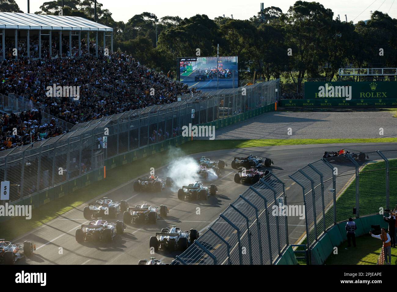 Melbourne, Australien. 02. April 2023. firo : 2. April 2023, Motorsport, Formel 1, Formel 1, Staffel 2023, Australian Grand Prix, Formel 1 Rolex Australian Grand Prix 2023, 3. Runde der Formel-1-Weltmeisterschaft 2023, auf dem Albert Park Circuit, in Melbourne, Australien, das Rennen, Race Restart 01 VERSTAPPEN Max (nld), Red Bull Racing RB19, Action 44 HAMILTON Lewis (gbr), Mercedes AMG F1 Team W14, Action 14 ALONSO Fernando (SPA), Aston Martin F1 Team AMR23, Action Credit: dpa/Alamy Live News Stockfoto