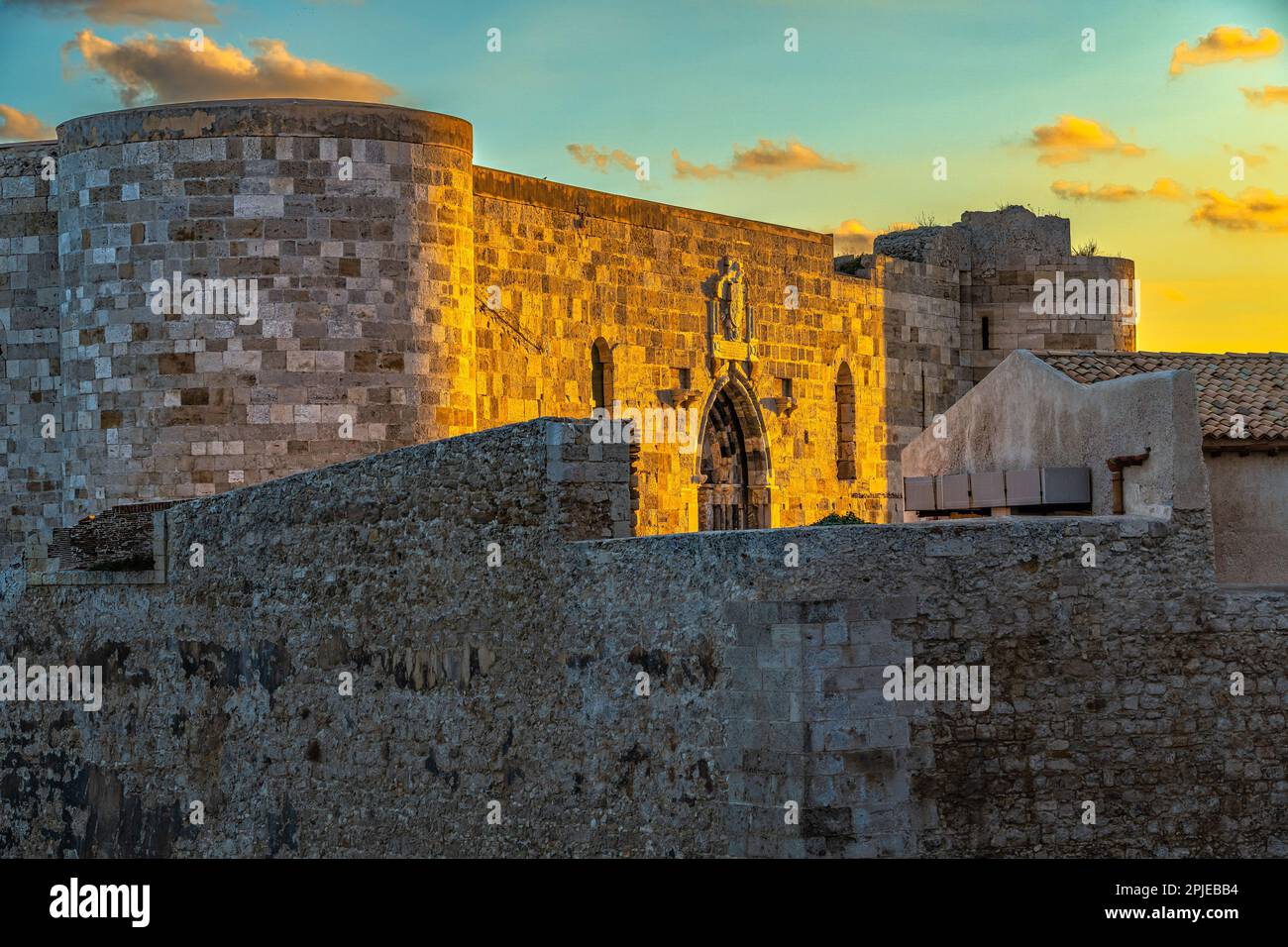 Werfen Sie einen Blick auf die Militärfestung Castello Maniace aus dem 13. Jahrhundert mit Blick auf das Meer auf der Insel Ortigia. Syrakus, Sizilien, Italien Stockfoto
