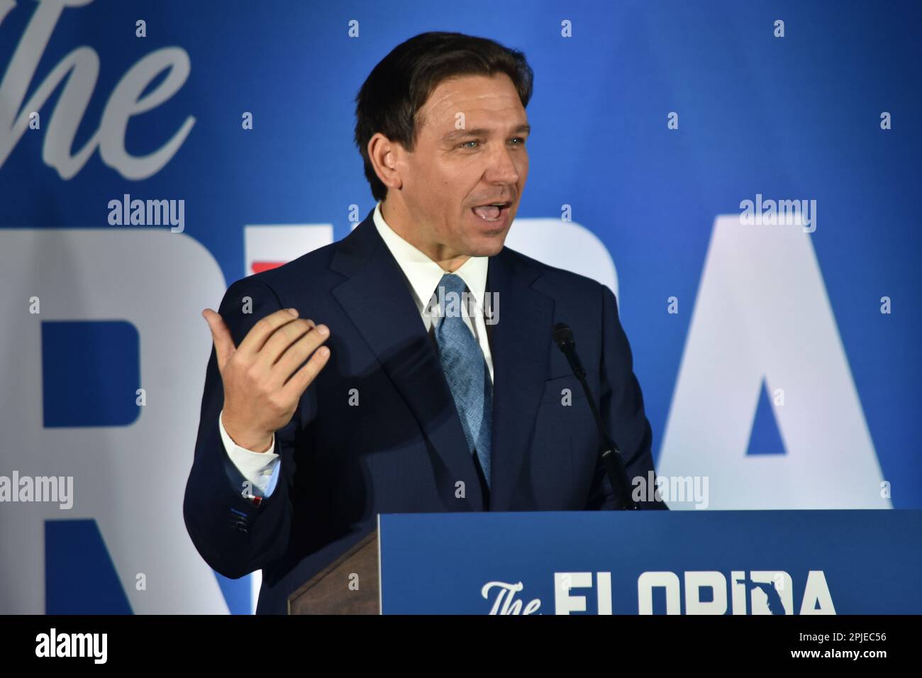 Garden City, Usa. 01. April 2023. Der Gouverneur von Florida, Ron DeSantis, spricht auf und vor der Republic „The Florida Blueprint“-Veranstaltung auf Long Island, New York, USA. (Foto: Kyle Mazza/SOPA Images/Sipa USA) Guthaben: SIPA USA/Alamy Live News Stockfoto