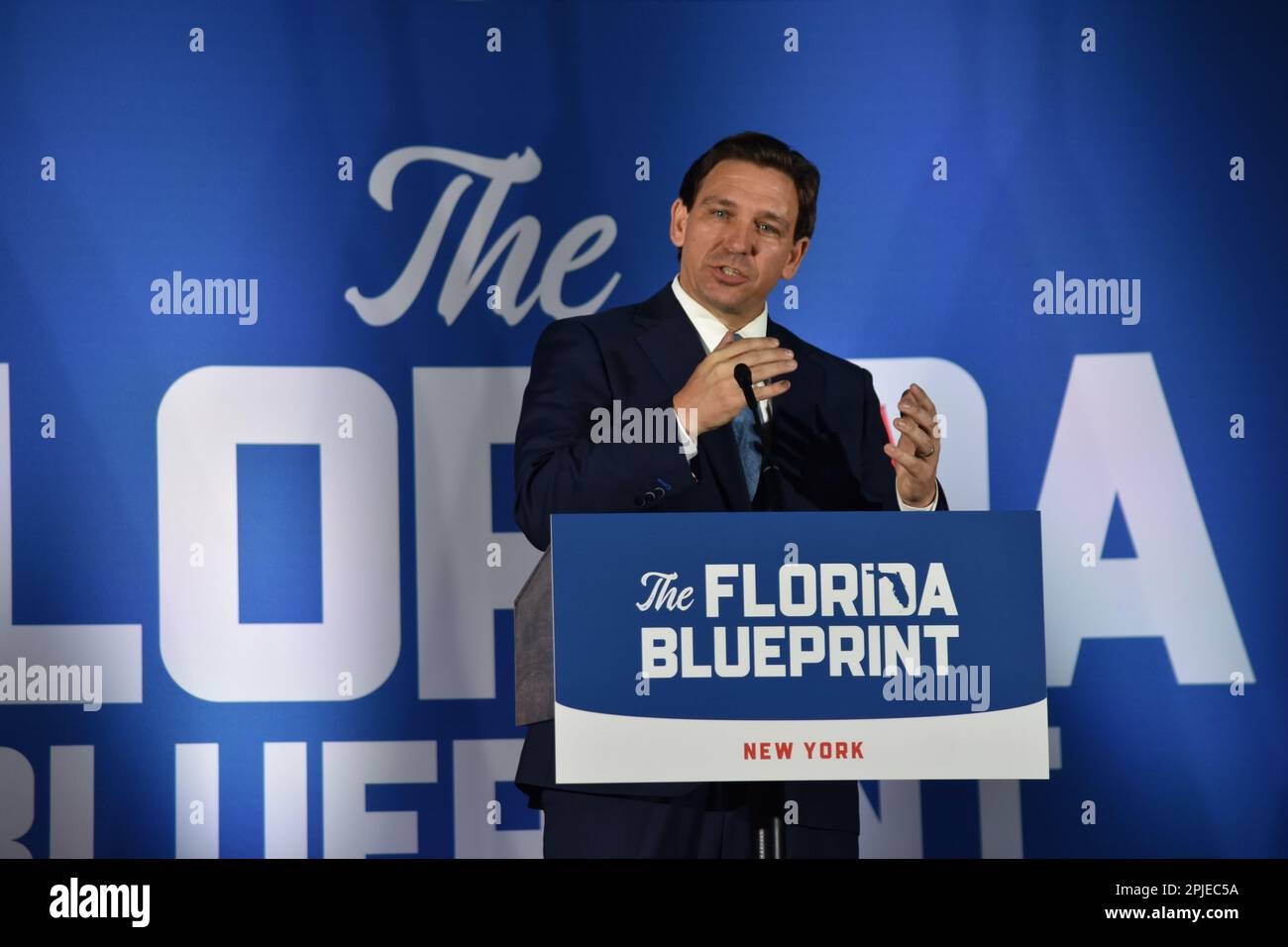 Garden City, Usa. 01. April 2023. Der Gouverneur von Florida, Ron DeSantis, spricht auf und vor der Republic „The Florida Blueprint“-Veranstaltung auf Long Island, New York, USA. (Foto: Kyle Mazza/SOPA Images/Sipa USA) Guthaben: SIPA USA/Alamy Live News Stockfoto