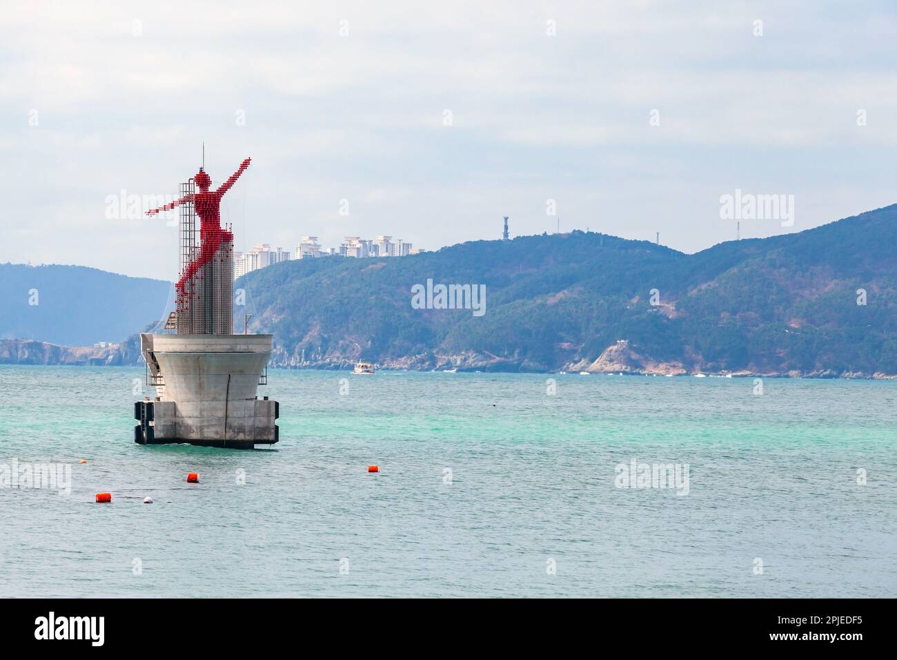 Skulptur des roten Leuchtturms vor dem Haeundae Beach an einem sonnigen Tag. Busan, Südkorea Stockfoto
