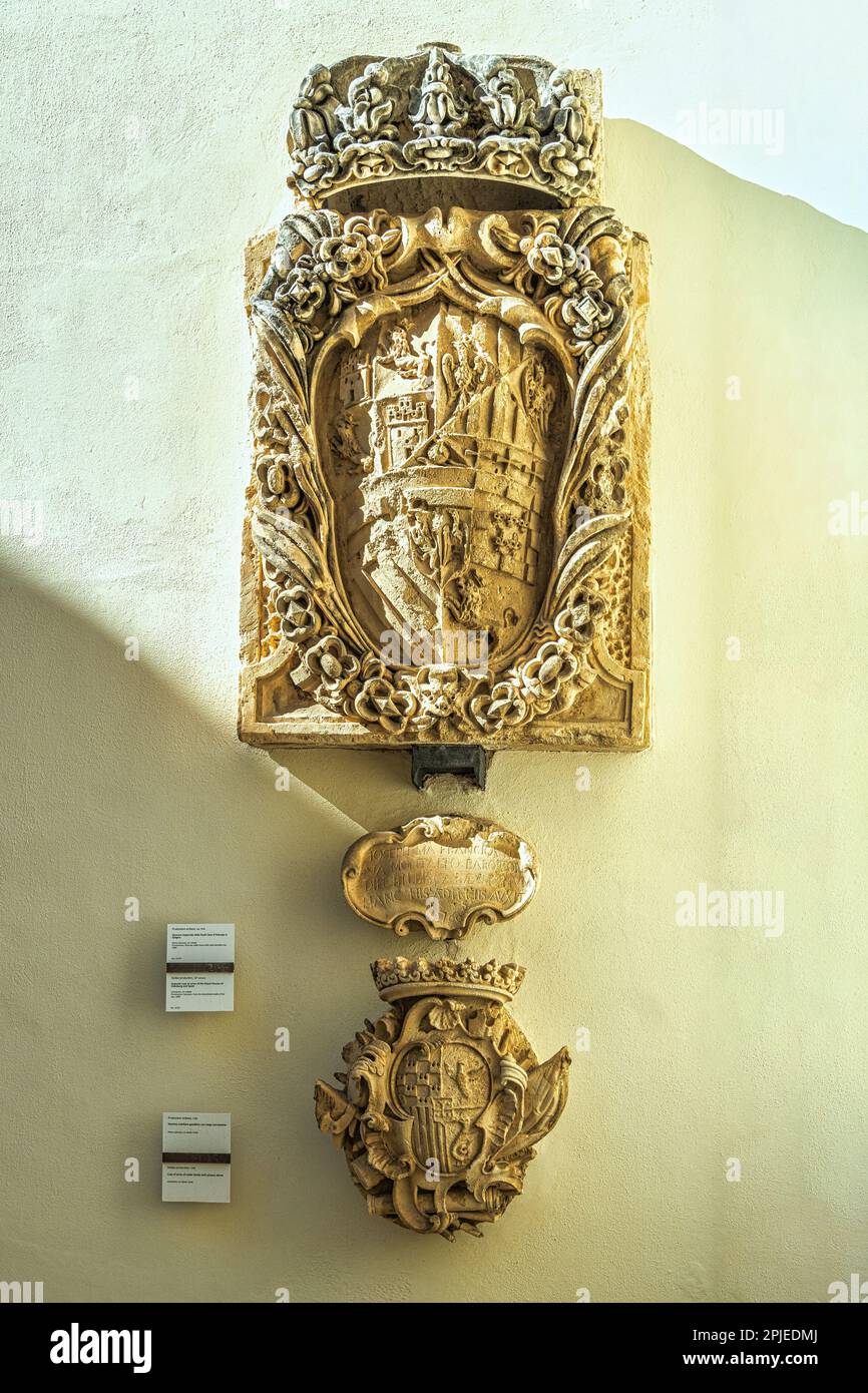 Barockwappen an der Wand Regionale Galerie des Palazzo Bellomo Wappen des Königs von Sizilien Karl II. Von Habsburg. Syrakus, Sizilien Stockfoto