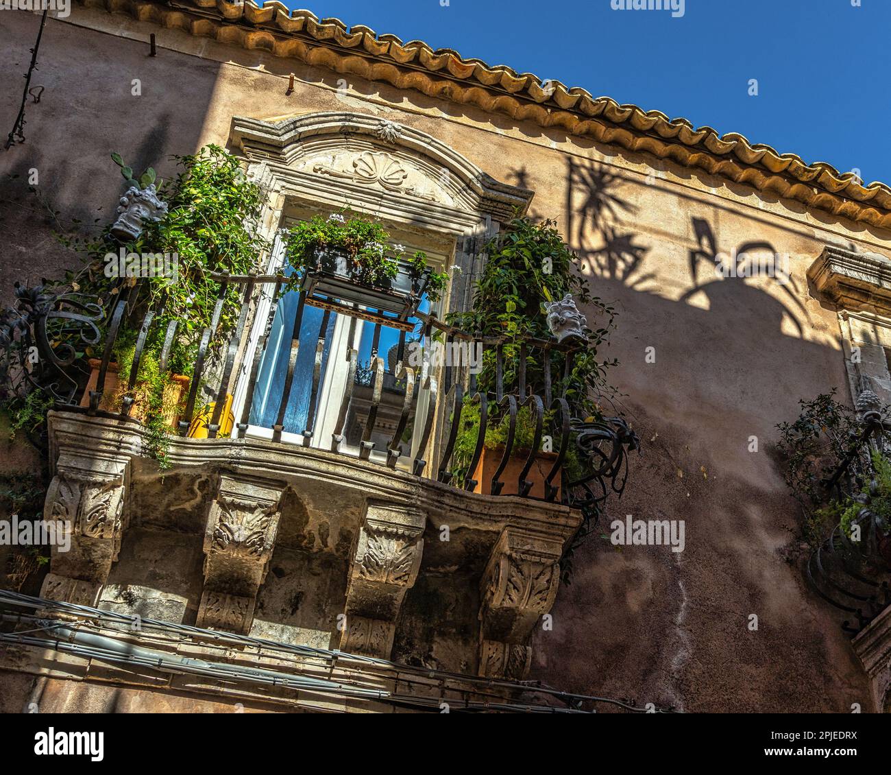 Charakteristische Balkone mit barocken Dekorationen blicken auf die engen Gassen der Insel Ortigia. Syrakus, Sizilien, Italien, Europa Stockfoto