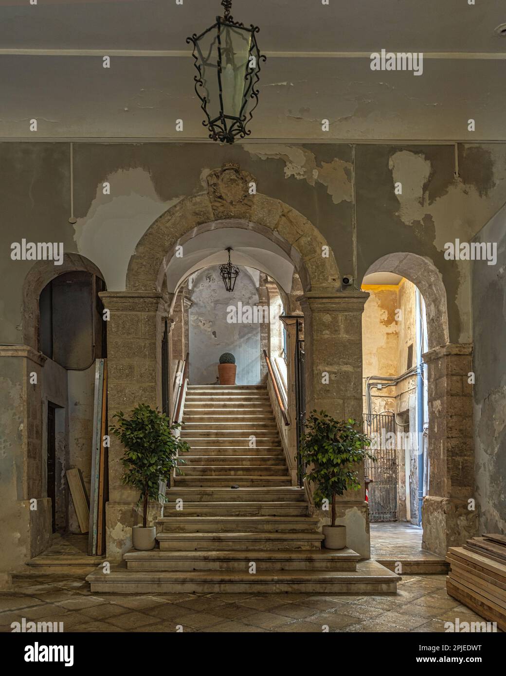 Zentrale Treppe zum Innenhof des historischen Palazzo Beneventano del Bosco auf der Piazza Duomo in Syrakus. Syrakus, Sizilien, Stockfoto