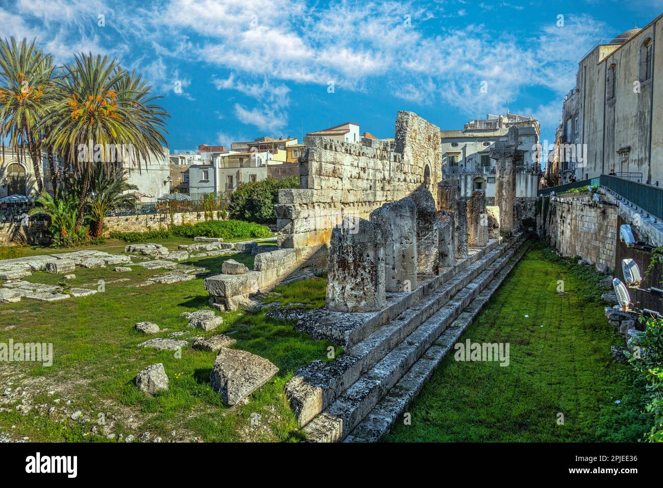 Ruinen eines antiken griechischen Tempels, Tempel des Apollo (Apollonion) aus dem 6. Jahrhundert v. Chr. Mit angrenzendem Garten. Syrakus, Sizilien, Italien Stockfoto