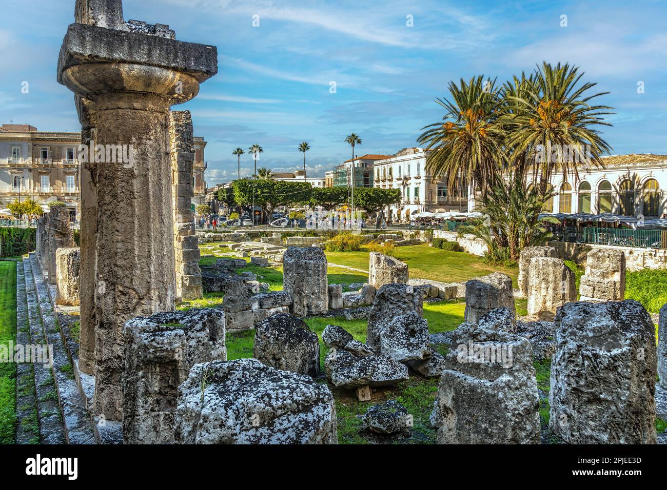 Ruinen eines antiken griechischen Tempels, Tempel des Apollo (Apollonion) aus dem 6. Jahrhundert v. Chr. Mit angrenzendem Garten. Syrakus, Sizilien, Italien Stockfoto