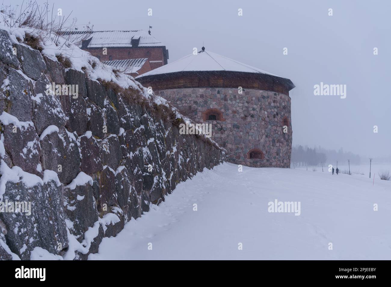 Kanonenturm der Burg Hame (Schloss Tavastia) an einem verschneiten Tag im Winter. Hameenlinna, Finnland. Stockfoto