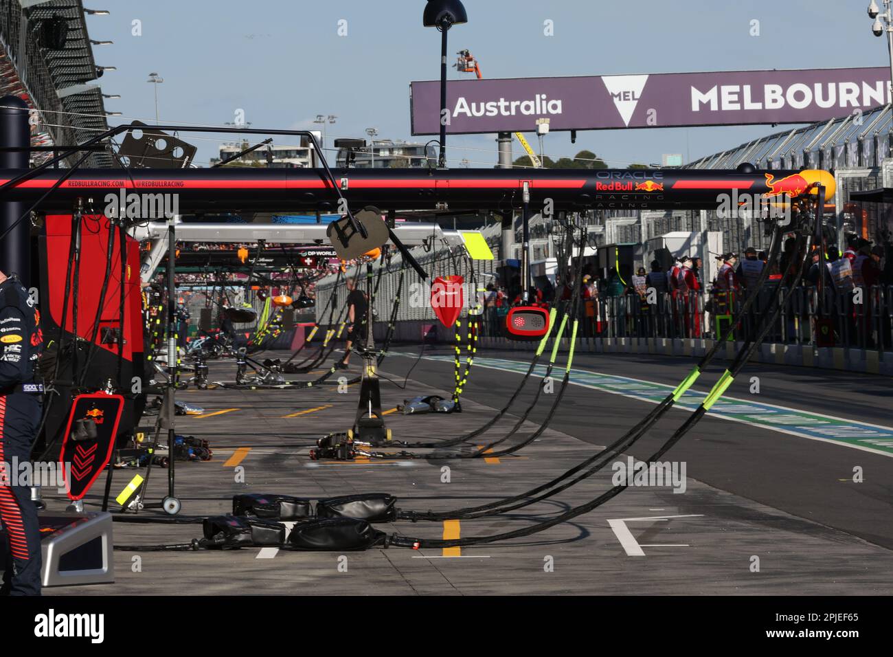 Melbourne, Australie. 02. April 2023. Pitlane während der Formel 1 Rolex Grand Prix 2023, 3. Runde der Formel-1-Weltmeisterschaft 2023 von 31. März bis 2. April 2023 auf dem Albert Park Circuit in Melbourne, Australien – Foto DPPI Credit: DPPI Media/Alamy Live News Stockfoto