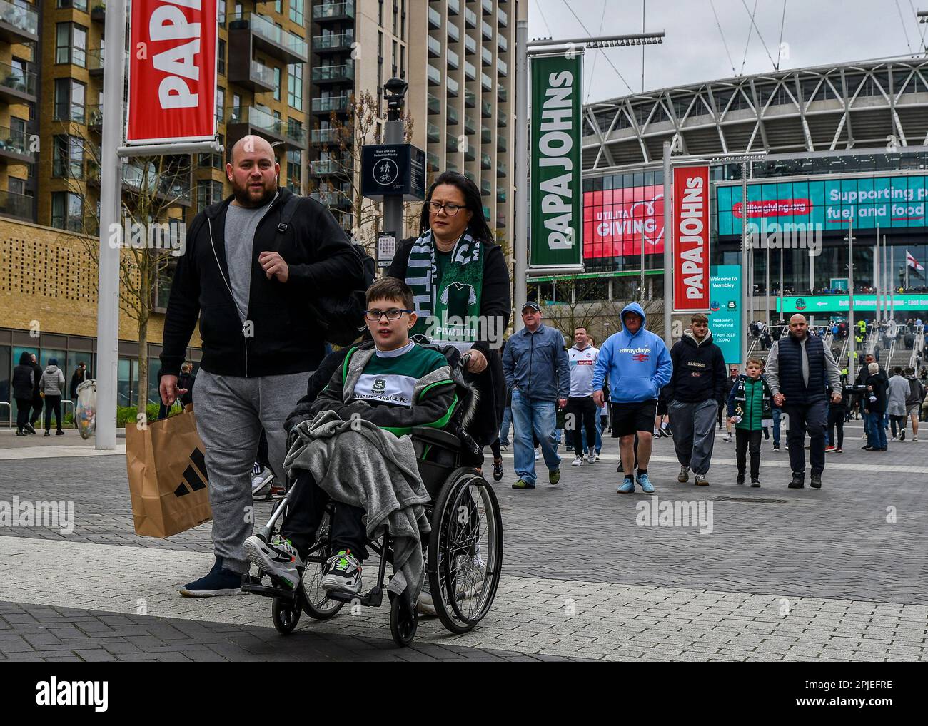 Plymouth Argyle-Fans kommen nach Wembley während des Papa John's Trophy Final Match Bolton Wanderers vs Plymouth Argyle im Wembley Stadium, London, Großbritannien, 2. April 2023 (Foto: Stan Kasala/News Images) Stockfoto