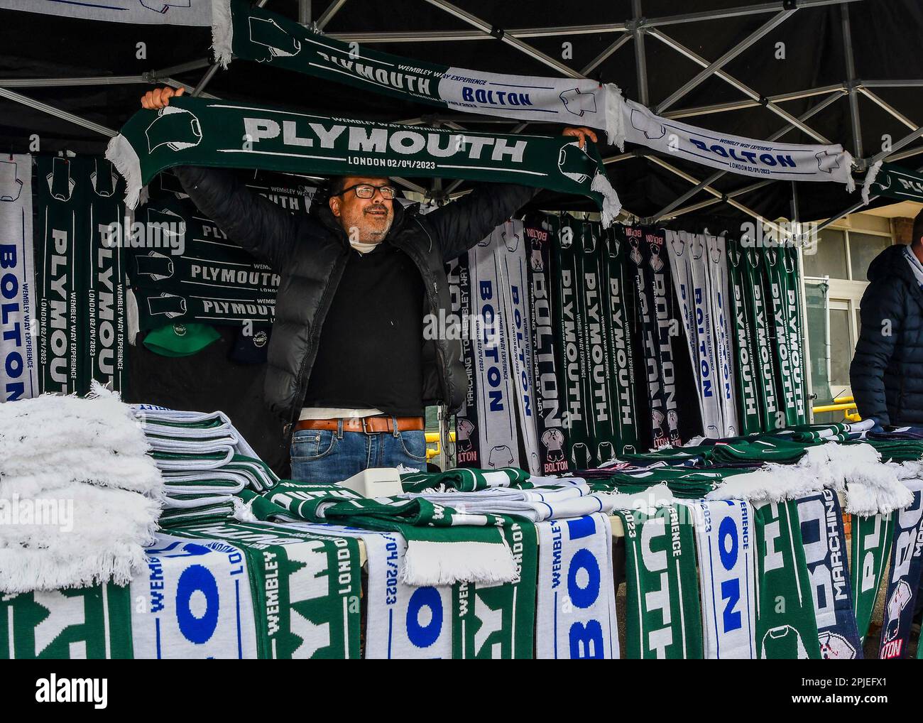 Plymouth Argyle-Fans kommen nach Wembley während des Papa John's Trophy Final Match Bolton Wanderers vs Plymouth Argyle im Wembley Stadium, London, Großbritannien, 2. April 2023 (Foto: Stan Kasala/News Images) Stockfoto