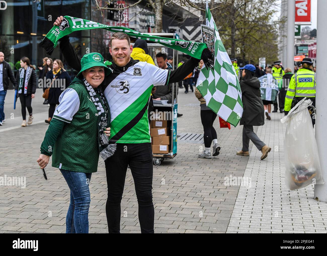 London, Großbritannien. 02. April 2023. Plymouth Argyle-Fans kommen am 4./2. April 2023 in Wembley während des Papa John's Trophy Final Match Bolton Wanderers vs Plymouth Argyle im Wembley Stadium, London, Großbritannien, 2. April 2023 (Foto von Stan Kasala/News Images) in London, Großbritannien. (Foto: Stan Kasala/News Images/Sipa USA) Guthaben: SIPA USA/Alamy Live News Stockfoto