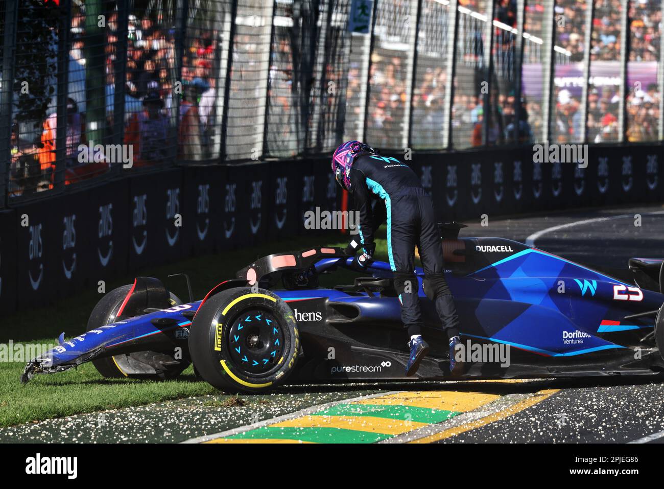 Melbourne, Australien. 02. April 2023. Alexander Albon (THA) Williams Racing FW45 stürzte aus dem Rennen. Großer Preis Australiens, Sonntag, 2. April 2023. Albert Park, Melbourne, Australien. Kredit: James Moy/Alamy Live News Stockfoto