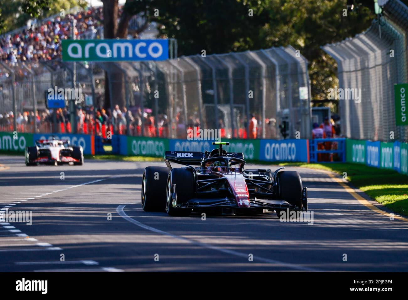 Melbourne, Australien. 2. April 2023. Alfa Romeo Fahrer Zhou Guanyu aus China fährt während des australischen Formel-1-Grand Prix in Melbourne, Australien, 2. April 2023. Kredit: Qian Jun/Xinhua/Alamy Live News Stockfoto