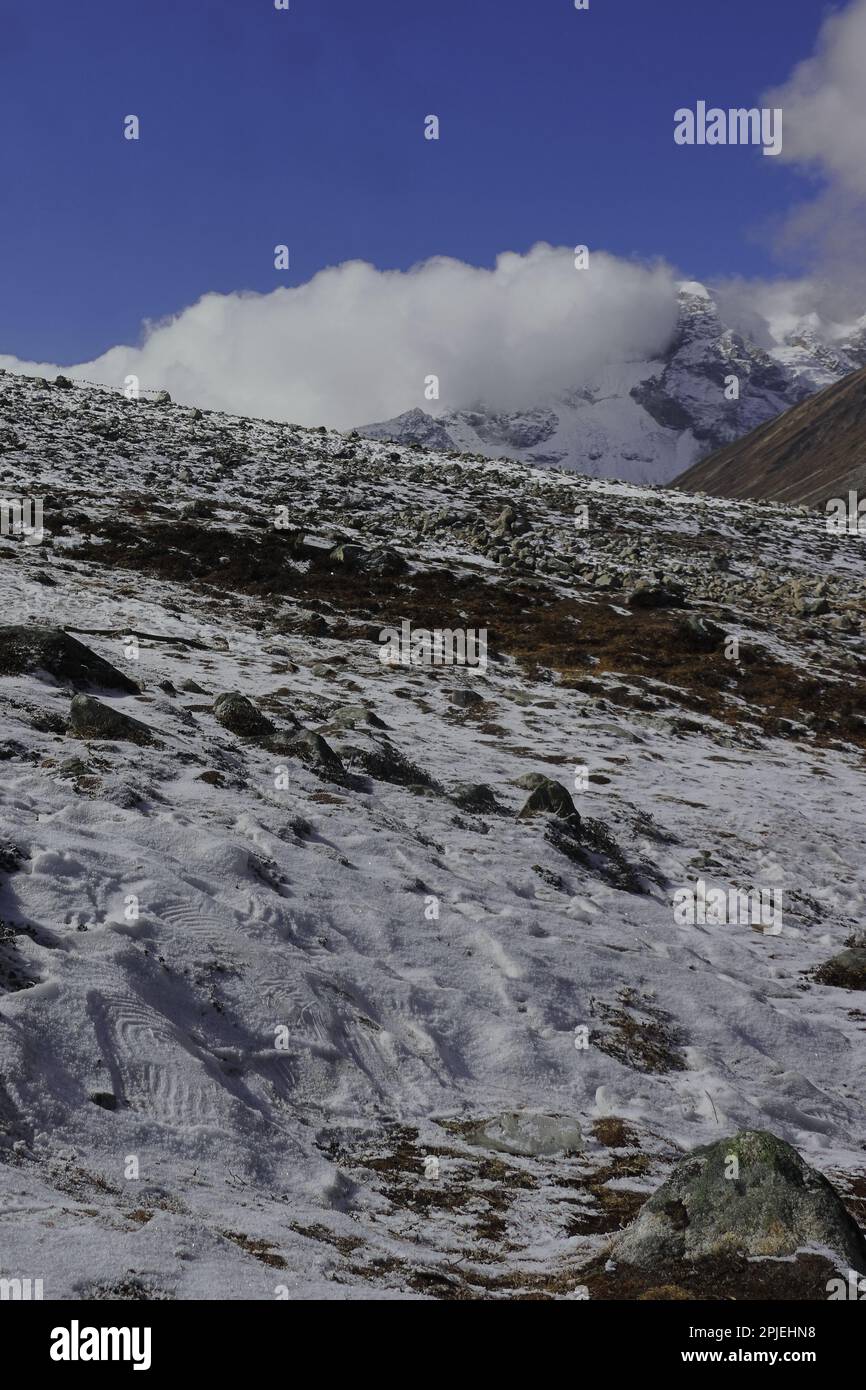 Der schneebedeckte himalaya-Berg und das malerische alpine Yumesodong-Tal, auch bekannt als Zero Point, ein beliebtes Touristenziel im Norden von sikkim, indien Stockfoto