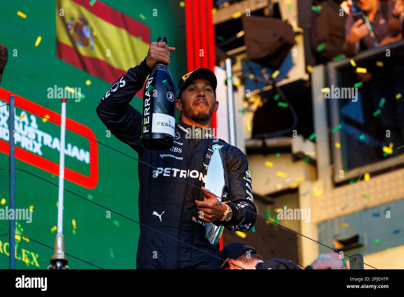 Melbourne, Australien. 02. April 2023. 2. April 2023: Melbourne Grand Prix Circuit, Melbourne, Victoria, Australien: Australian Formula 1 Grand Prix: Renntag: Nummer 44 Mercedes AMG Petronas Fahrer Lewis Hamilton auf dem Podium nach Credit: Action Plus Sports Images/Alamy Live News Stockfoto