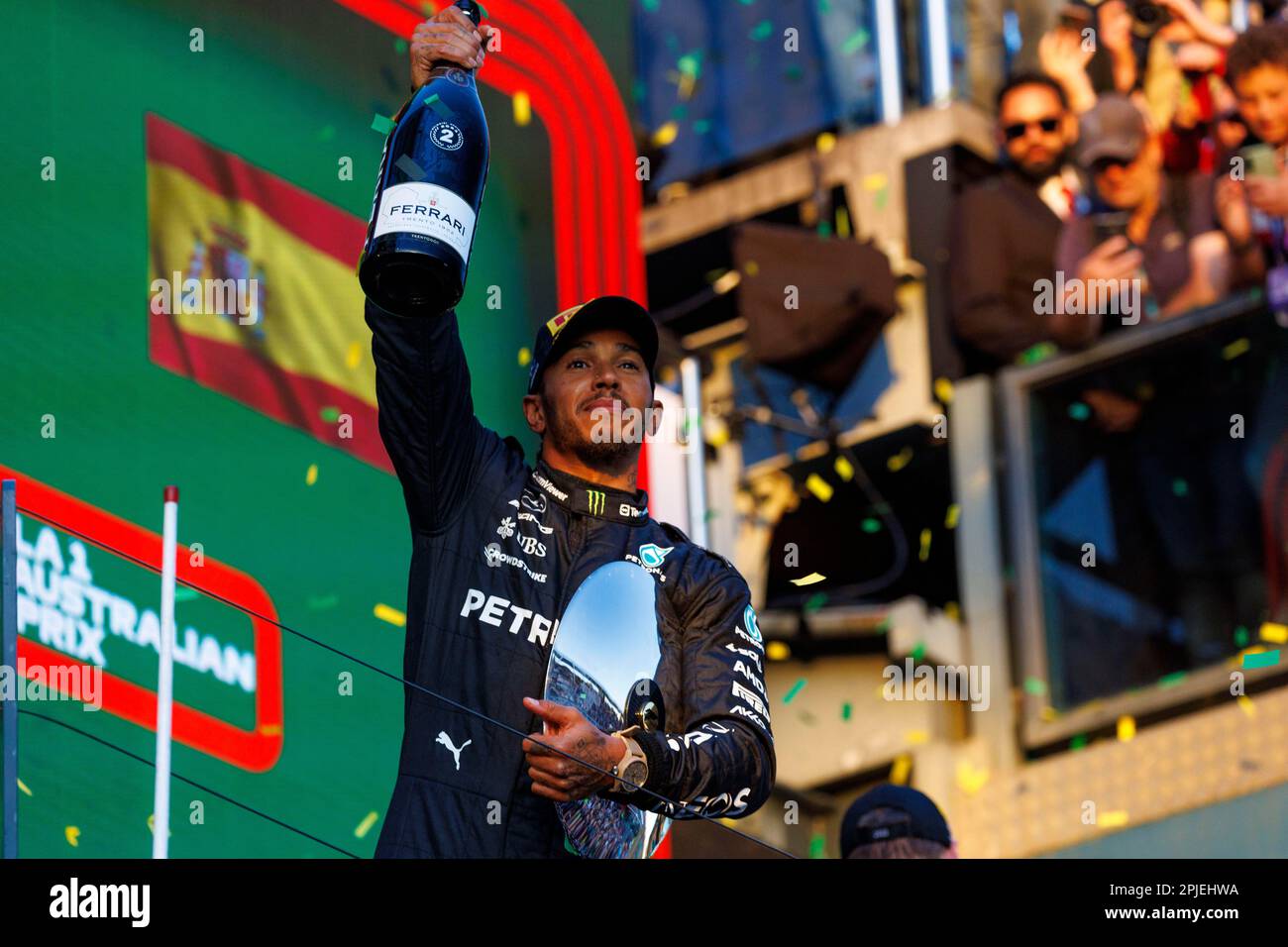 Melbourne, Australien. 02. April 2023. 2. April 2023: Melbourne Grand Prix Circuit, Melbourne, Victoria, Australien: Australian Formula 1 Grand Prix: Renntag: Nummer 44 Mercedes AMG Petronas Fahrer Lewis Hamilton auf dem Podium nach Credit: Action Plus Sports Images/Alamy Live News Stockfoto