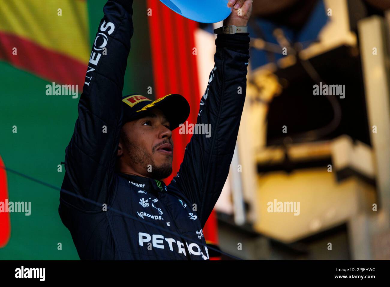 Melbourne, Australien. 02. April 2023. 2. April 2023: Melbourne Grand Prix Circuit, Melbourne, Victoria, Australien: Australian Formula 1 Grand Prix: Renntag: Nummer 44 Mercedes AMG Petronas Fahrer Lewis Hamilton auf dem Podium nach Credit: Action Plus Sports Images/Alamy Live News Stockfoto