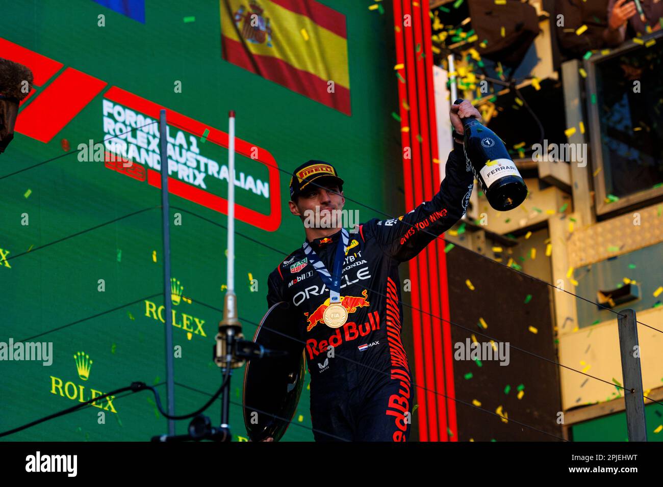 Melbourne, Australien. 02. April 2023. 2. April 2023: Melbourne Grand Prix Circuit, Melbourne, Victoria, Australien: Australian Formula 1 Grand Prix: Renntag: Nummer 1 Red Bull Fahrer Max Verstappen auf dem Podium nach Credit: Action Plus Sports Images/Alamy Live News Stockfoto