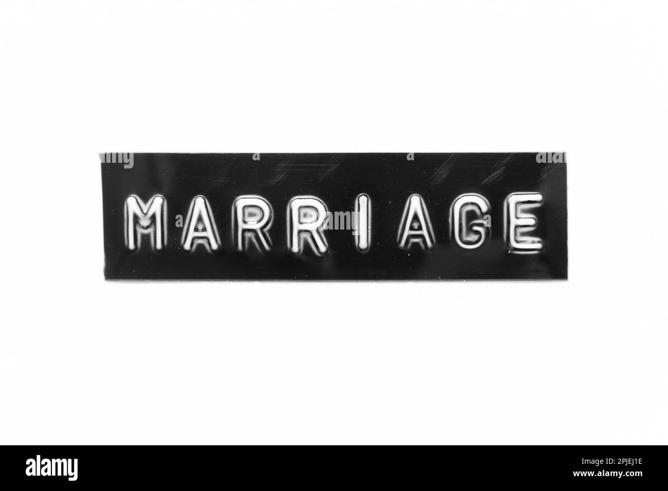 Schwarzes Banner mit geprägtem Buchstaben und Wort „Hochzeit“ auf weißem Papierhintergrund Stockfoto