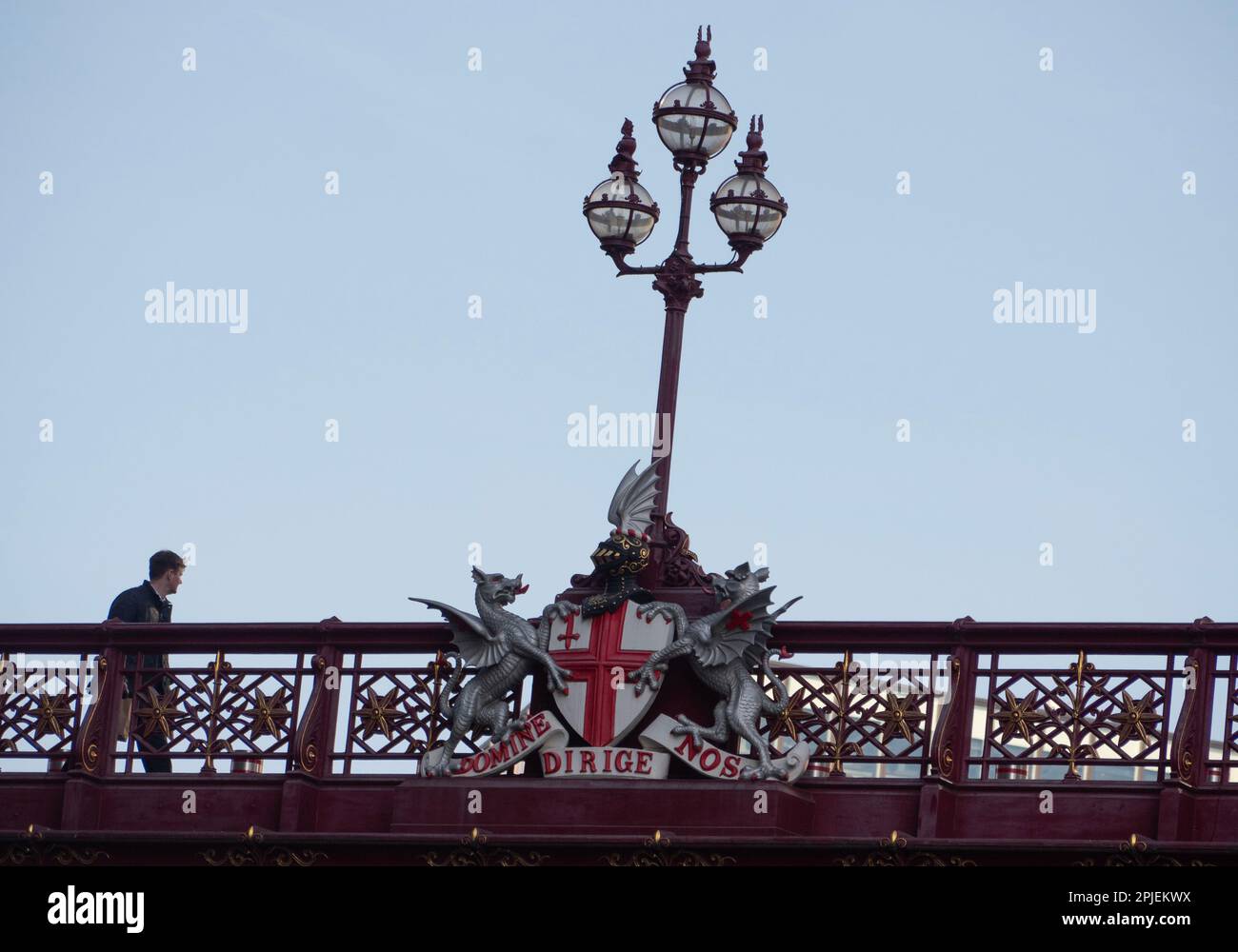 Holborn Viadukt mit lateinischer Phrase domine Dirige nos übersetzt: Lord, Regie uns in, Motto der Stadt London, auf dem Wappen Stockfoto