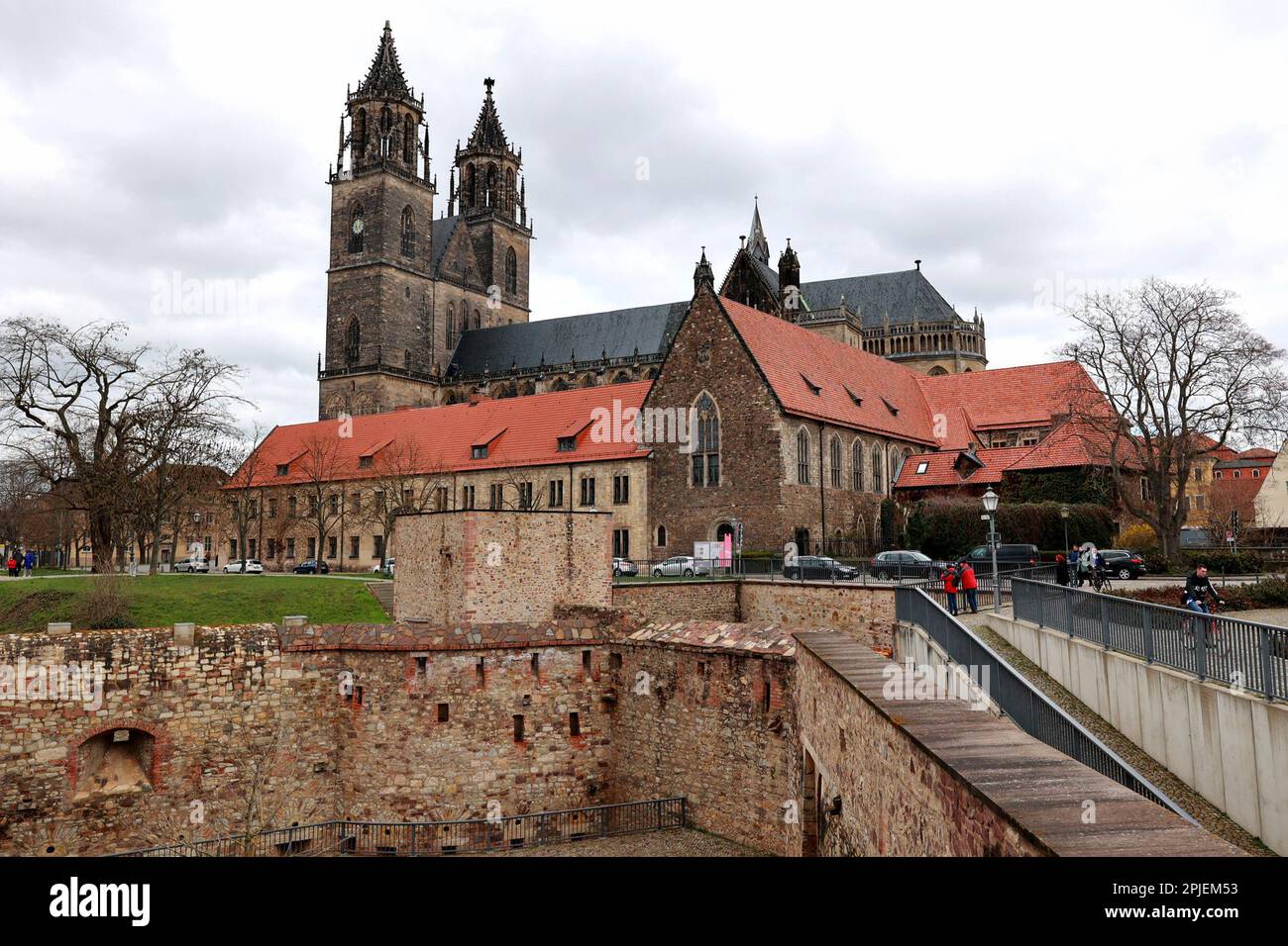 Magdeburg, Deutschland. 02. April 2023. Blick auf die Magdeburger Kathedrale. Das Geschichtsspiel „des Kaisers letzte Reise“ wurde zum Gedenken an den 1050. Todestag von Kaiser Otto aufgeführt. Im Jahr 973 betrat Kaiser Otto mit einem großen Gefolge am Palmensonntag die Magdeburger Kathedrale. Kredit: Peter Gercke/dpa/Alamy Live News Stockfoto