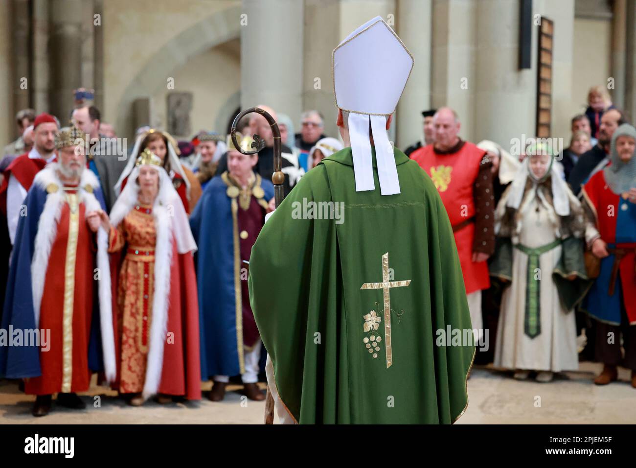 Magdeburg, Deutschland. 02. April 2023. Amateurdarsteller, wie Kaiser Otto und Gemahlin, stehen mit Gefolge in historischen Kostümen während eines Geschichtsspiels in der Magdeburger Kathedrale. Die Veranstaltung „die letzte Reise des Kaisers“ ist ein Gedenken an den 1050. Todestag von Kaiser Otto, der 973 gekommen ist. Nach sechs Jahren Abwesenheit am Palmensonntag mit einem großen Gefolge-Fest in der Magdeburger Kathedrale. Kredit: Peter Gercke/dpa-Zentralbild/dpa/Alamy Live News Stockfoto