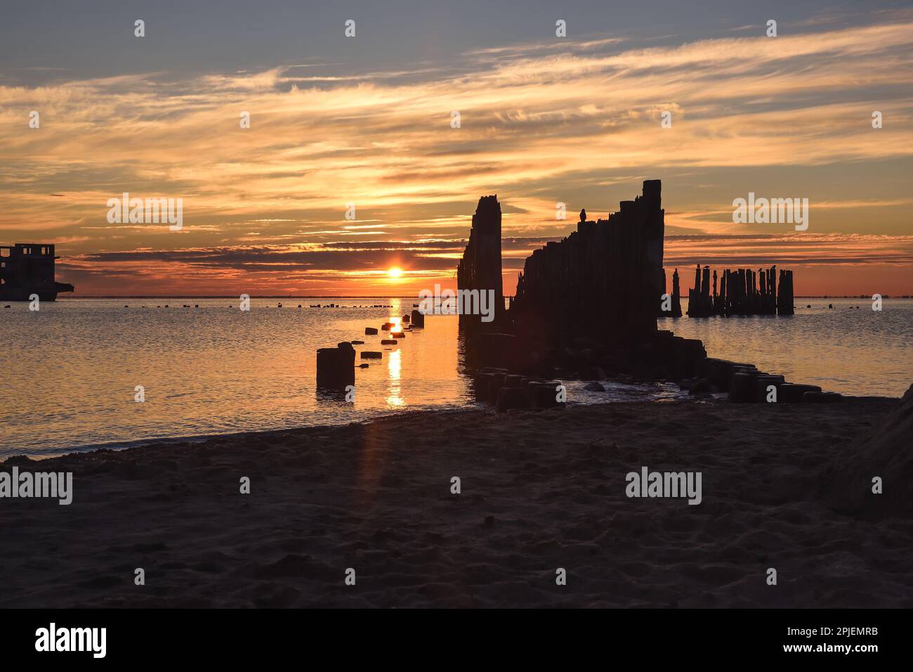 Wunderschöne farbenfrohe Küstenlandschaft am Morgen. Foto in der Nähe der Ruinen der Torpedo-Station in Babie Doly in Gdynia, Polen. Stockfoto