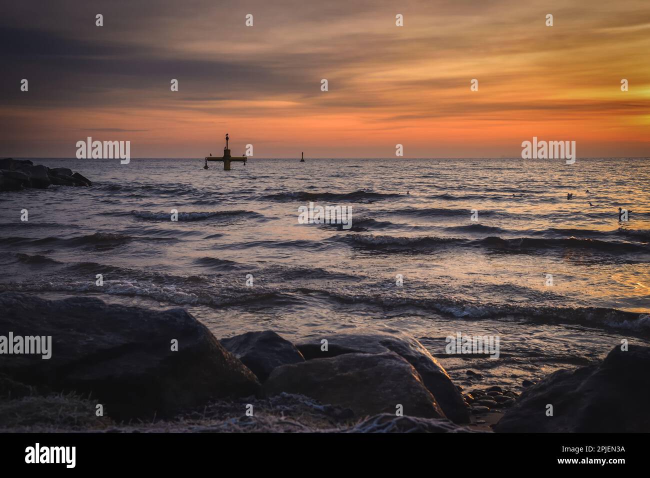 Wunderschöne Küstenlandschaft am Morgen. Bewölkter Sonnenaufgang über der Ostsee. Foto am Strand in Gdynia, Polen. Stockfoto
