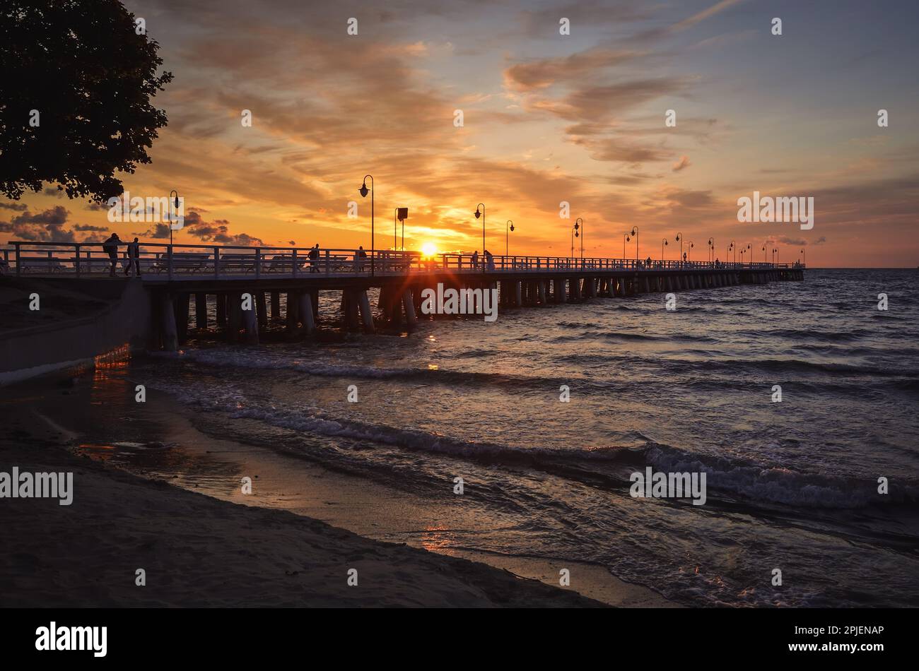 Wunderschöne Küstenlandschaft am Morgen. Beliebter Pier in Gdynia, Polen bei Sonnenaufgang. Stockfoto