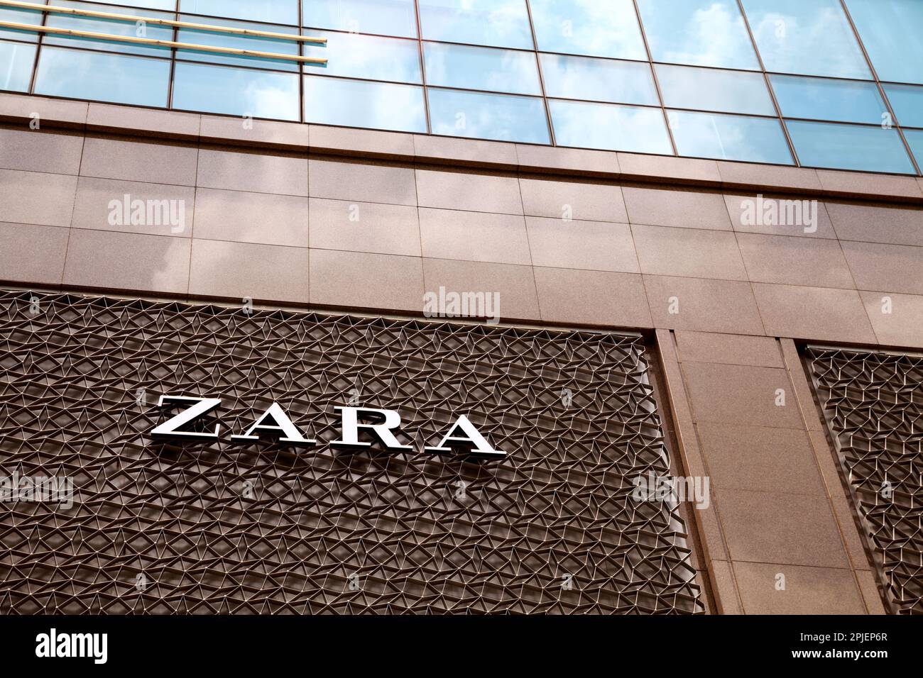Ho-Chi-Minh-Stadt, Vietnam - 28. März 2023: Zara-Logo auf einer Fassade eines Modegeschäfts. Beliebtes Markenzeichen für Bekleidung vor einem Einkaufszentrum Stockfoto