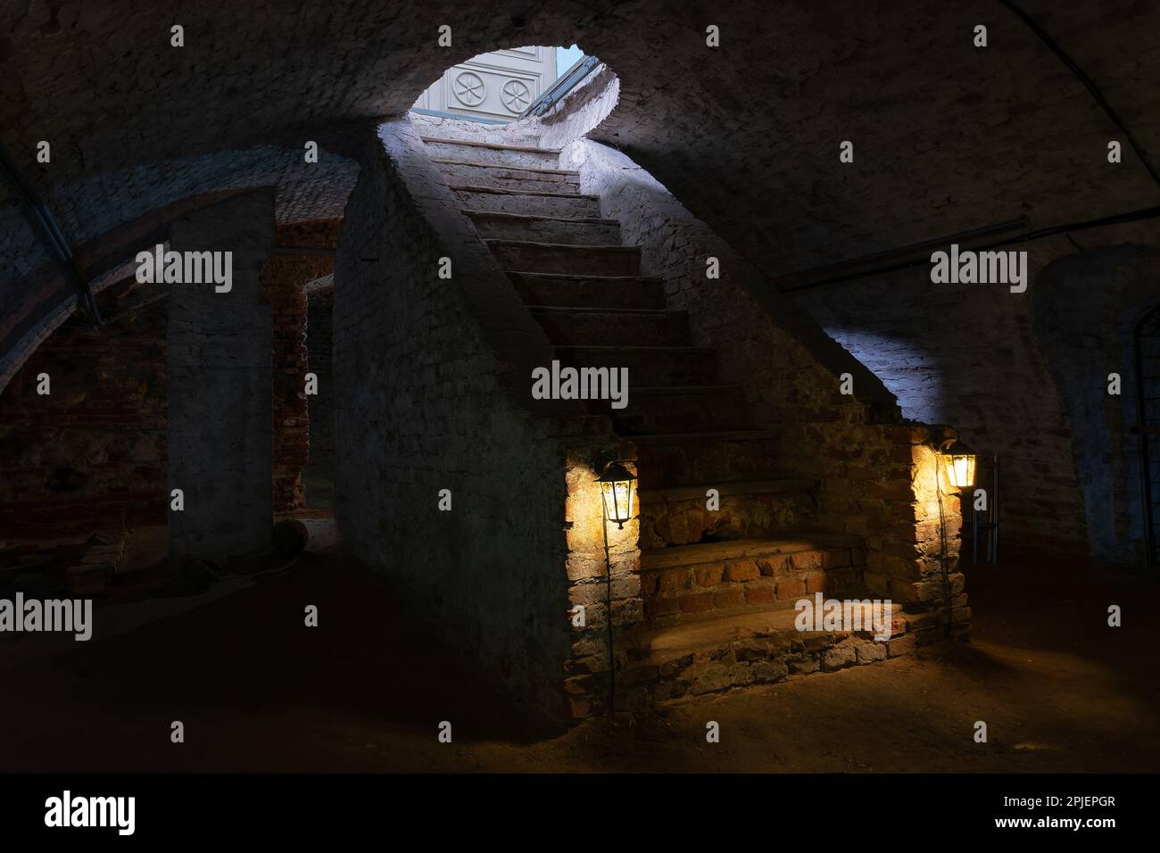 Dunkler Keller eines alten antiken Gebäudes. Treppe im Kerker der Geburtskirche der Heiligen Jungfrau Maria, Glubokoe, Belarus. Stockfoto