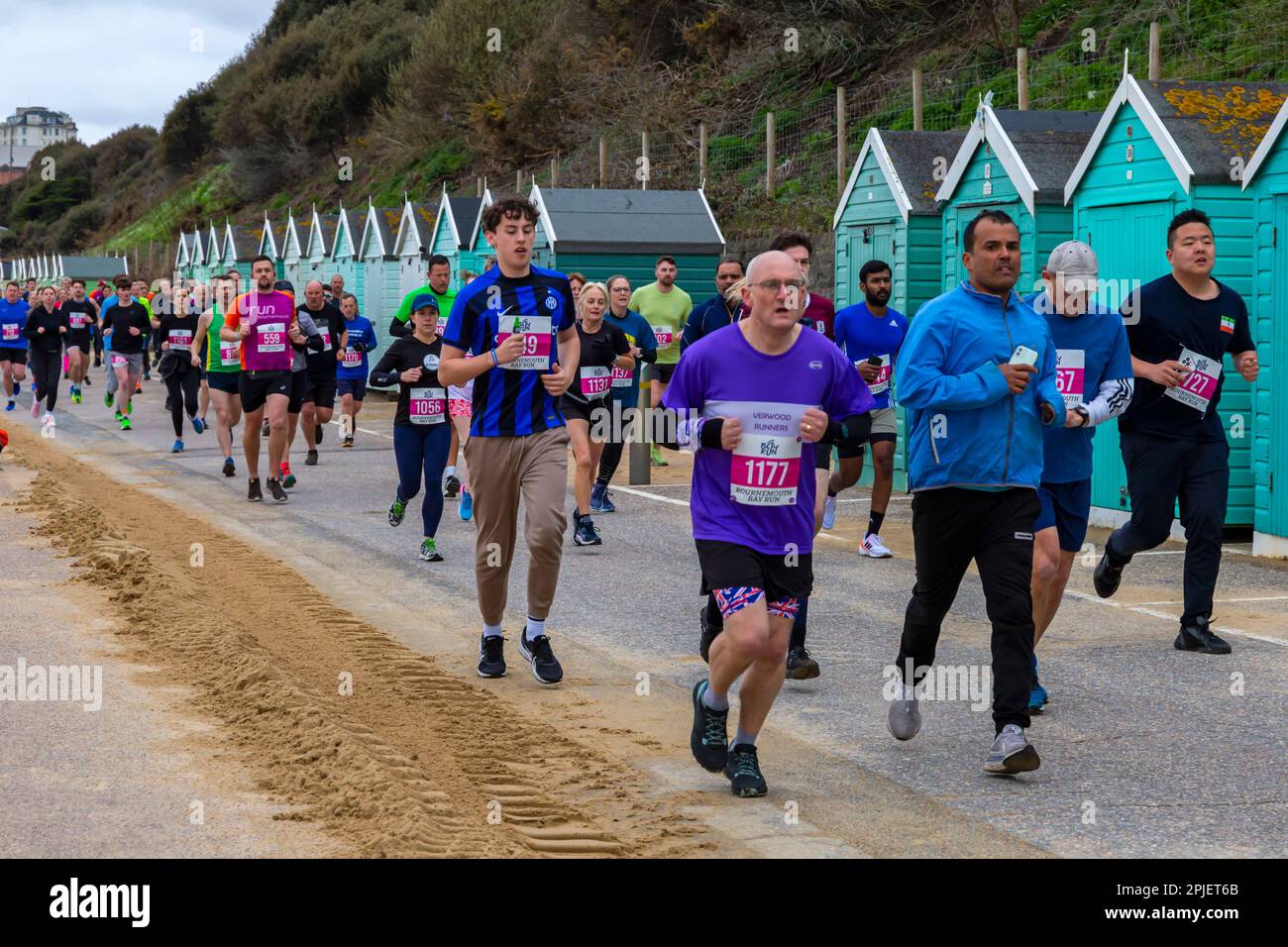 Bournemouth, Dorset, Großbritannien. 2. April 2023 Läufer nehmen am Bournemouth Bay Run zum 40. Geburtstag Teil und absolvieren Halbmarathon, 10k Lauf, 5k Lauf oder 1k Kids Fun Run entlang der Küste von Bournemouth. Die Teilnehmer werden ermutigt, schicke Kleidungsstücke aus den 80er Jahren zu tragen, um den riesigen Meilenstein zu markieren, und erhalten eine fantastische Aussicht entlang der Küste, während sie an der Beschaffung lebenswichtiger Gelder für lokale Wohltätigkeitsorganisationen teilnehmen. 10K Läufer. Kredit: Carolyn Jenkins/Alamy Live News Stockfoto