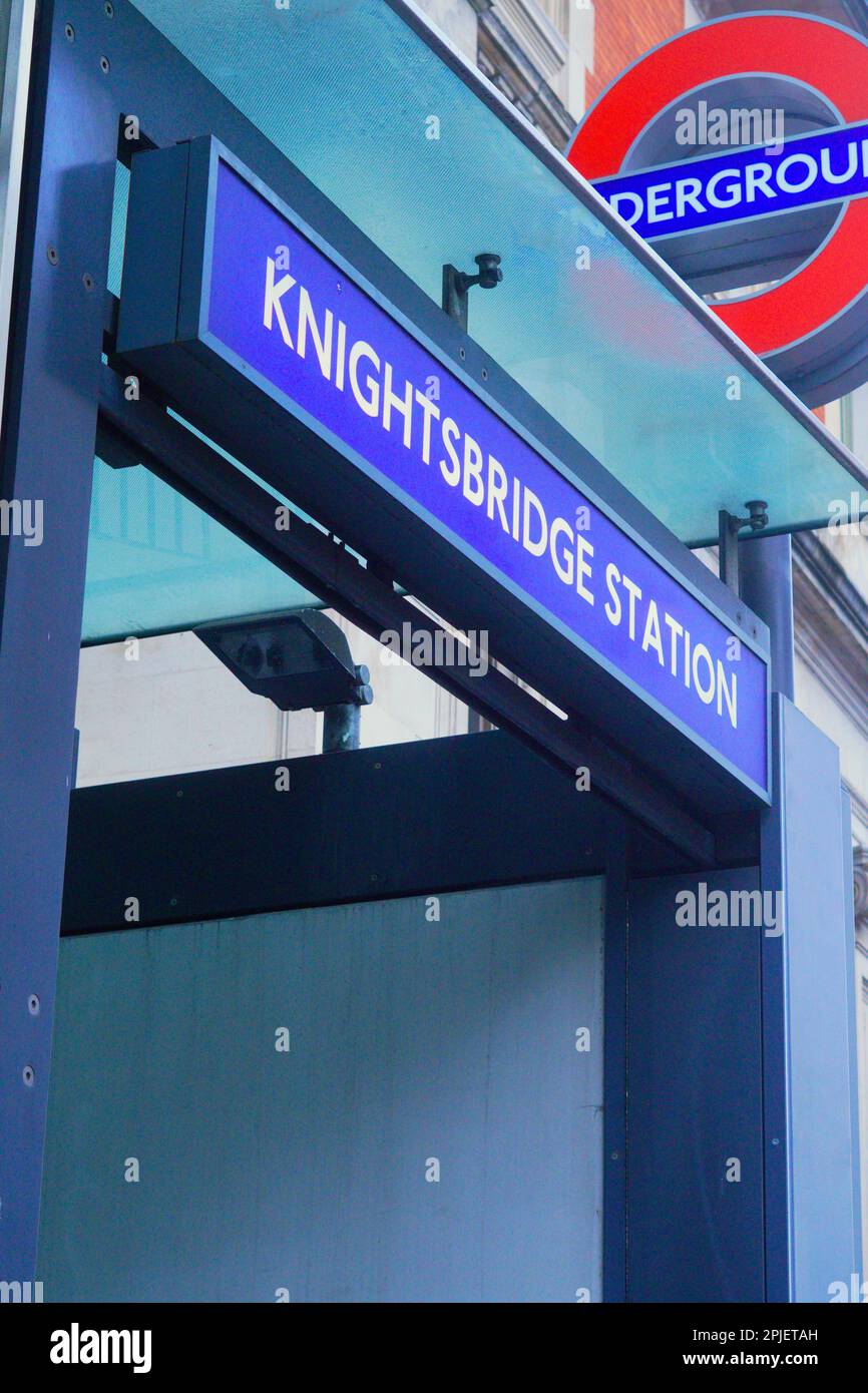 City of London, England, 20. August 2021: Schwarzweißfoto des Schilds für die U-Bahn-Station in Knightsbridge, London Stockfoto