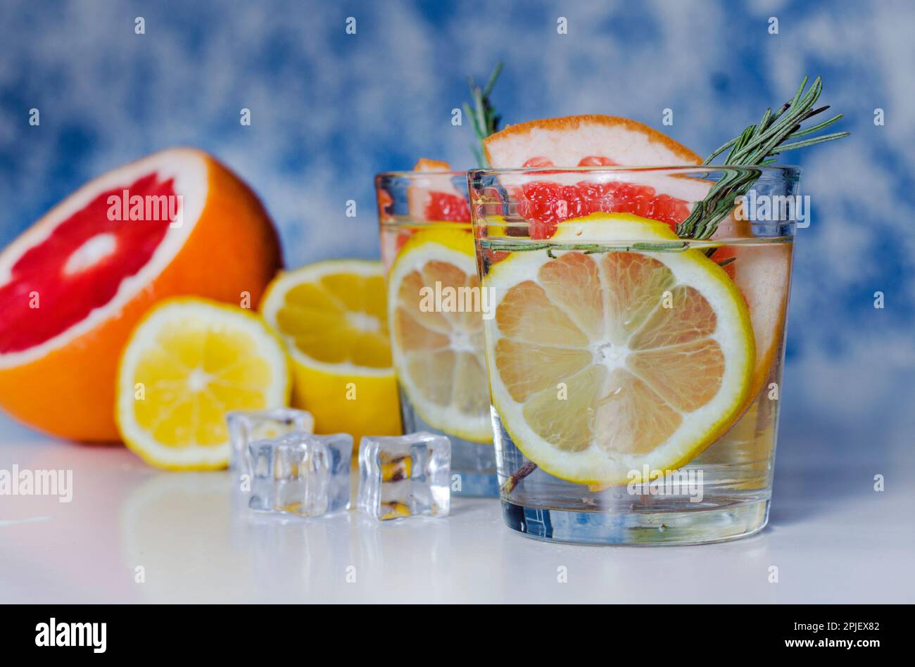 Erfrischendes Getränk mit frischer Grapefruit und Zitrone Stockfoto