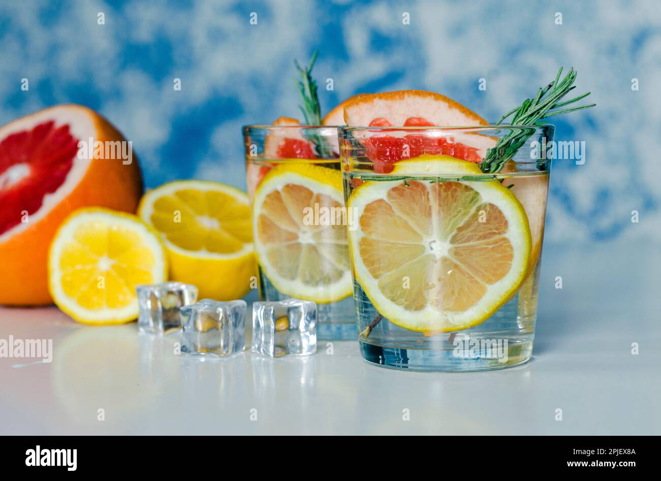 Erfrischendes Getränk mit frischer Grapefruit und Zitrone Stockfoto