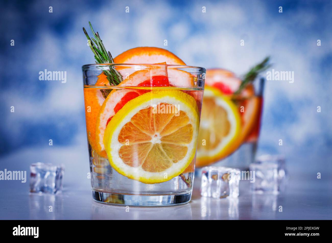 Erfrischendes Getränk mit frischer Grapefruit und Zitrone Stockfoto