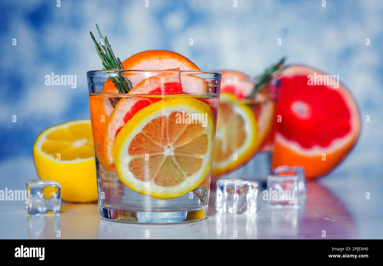 Erfrischendes Getränk mit frischer Grapefruit und Zitrone Stockfoto