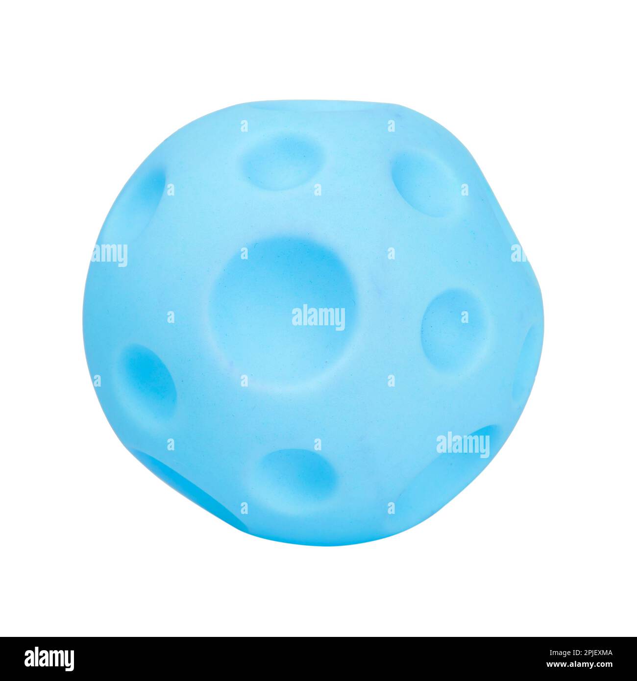 Foto eines Spielzeugballs mit Kratern auf hellem Hintergrund, das Konzept der Eroberung des Weltraums und neuer Planeten Stockfoto