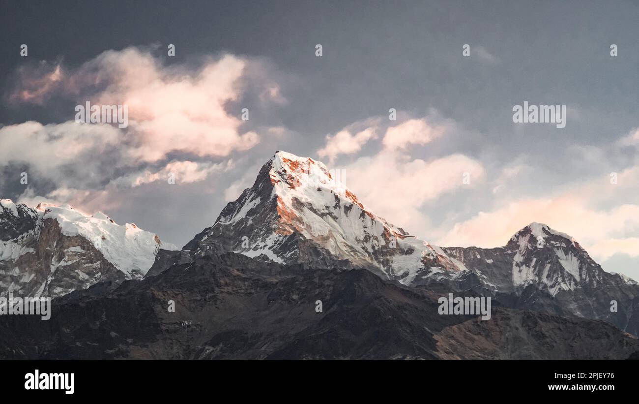 Sanftes Sonnenaufgang-Licht in der Annapurna Gebirgskette im Himalaya, Nepal Stockfoto
