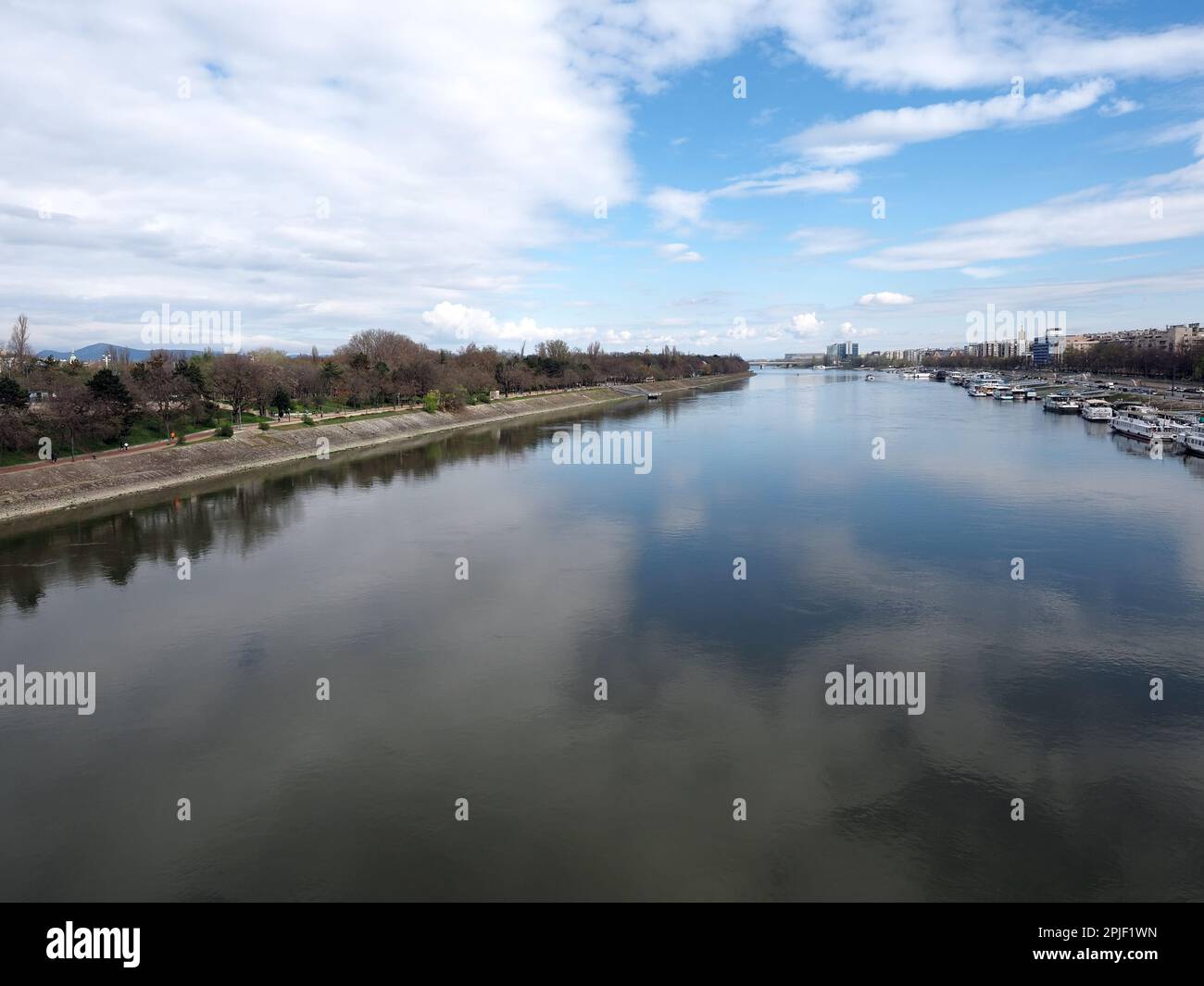 Bei einem Spaziergang in Budapest können Sie die Margit-Insel sehen, die von der Donau umgeben ist Stockfoto